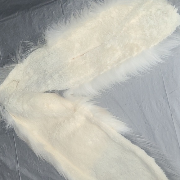 Faux Fur Boa Scarf Collar Wrap Gray White Soft Non-Itch Lining NEW - Picture 3 of 6